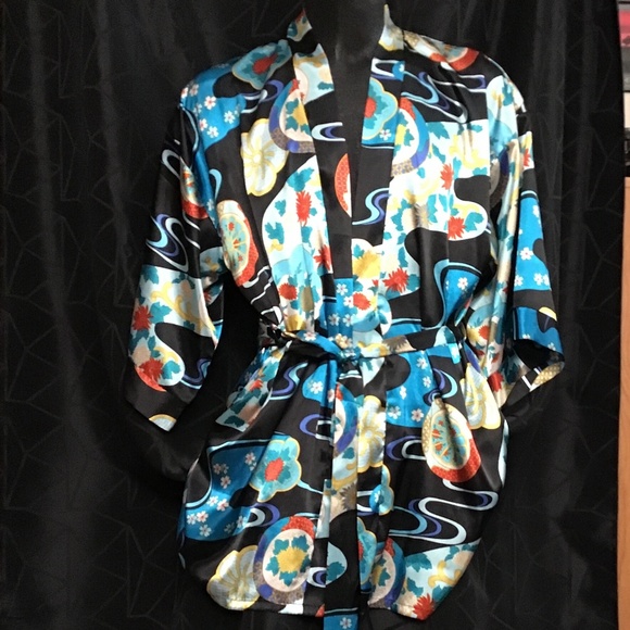 Frederick’s of Hollywood Short Kimono with pockets on sides - Picture 1 of 13